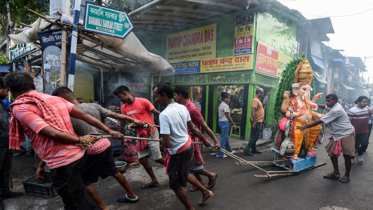 Workers carry Ganesha idol ahead of Ganesh Chaturthi in Kolkata