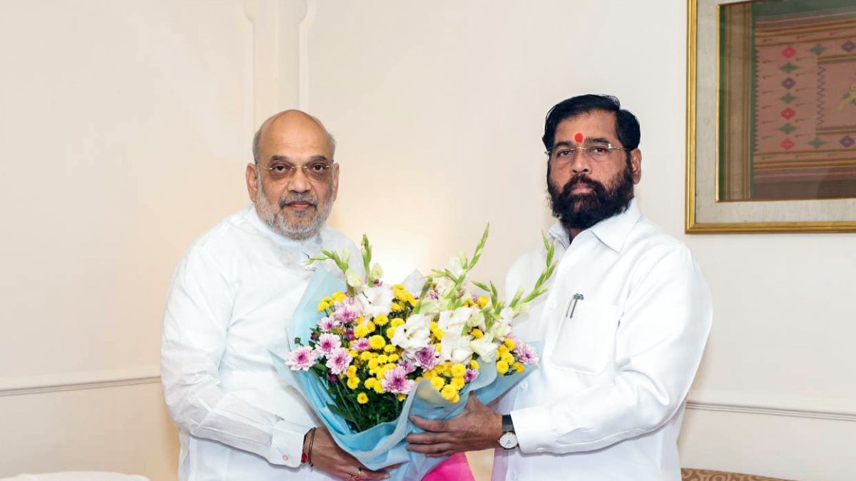 Eknath Shinde welcomes Amit Shah with bouquet in Mumbai