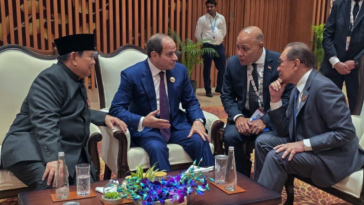 Malaysia PM meets Egypt and Indonesia leaders at BRICS dinner