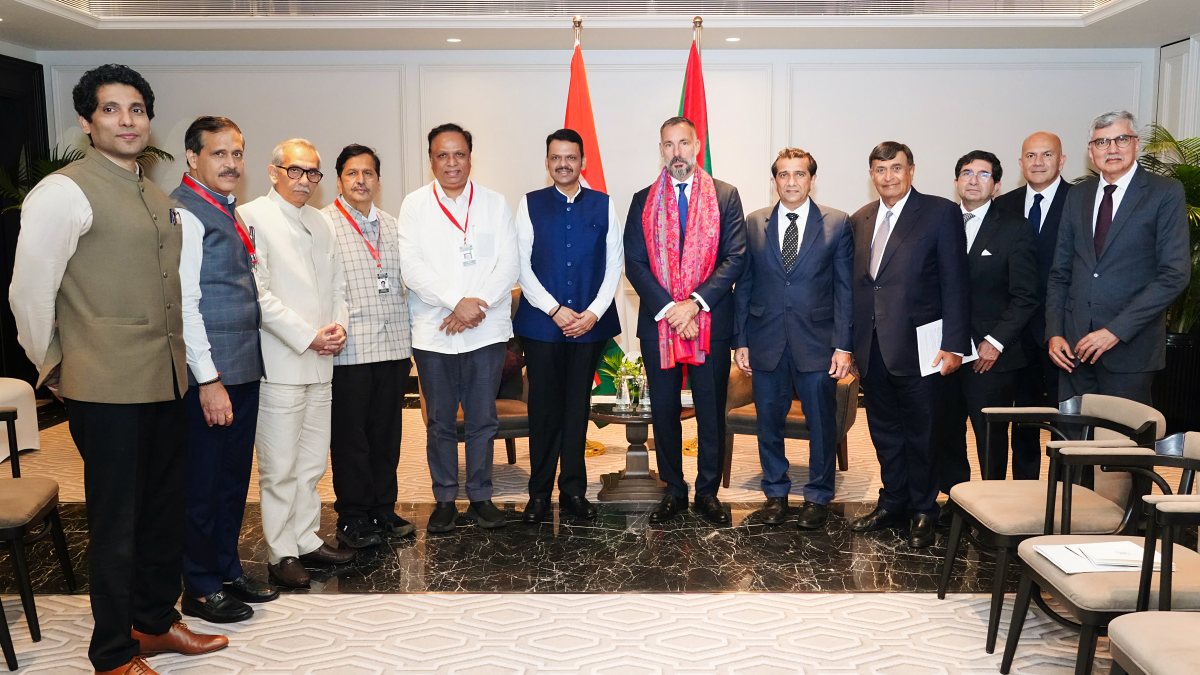 Fadnavis meets Aga Khan V in Mumbai