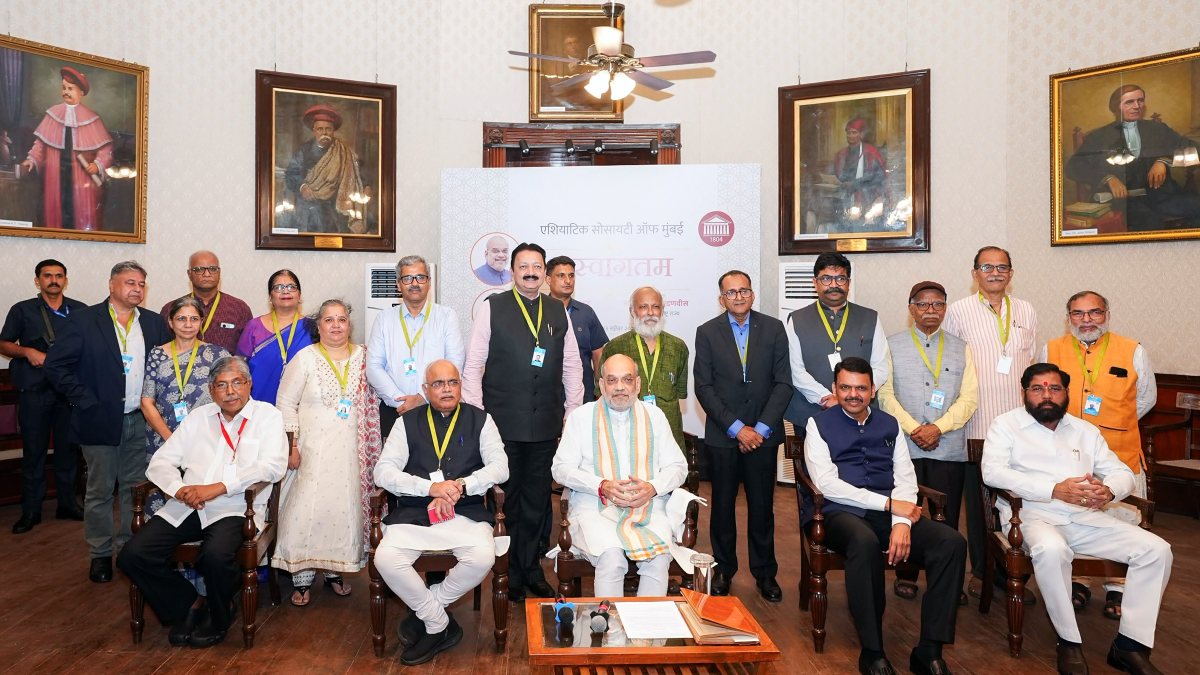 Amit Shah poses with Maharashtra leaders at Asiatic Society event