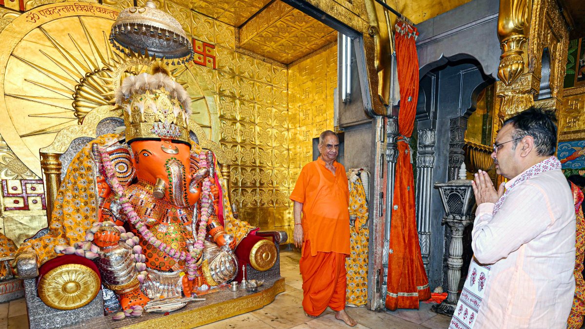 Rajasthan CM offers prayers at Jaipur Ganesh temple