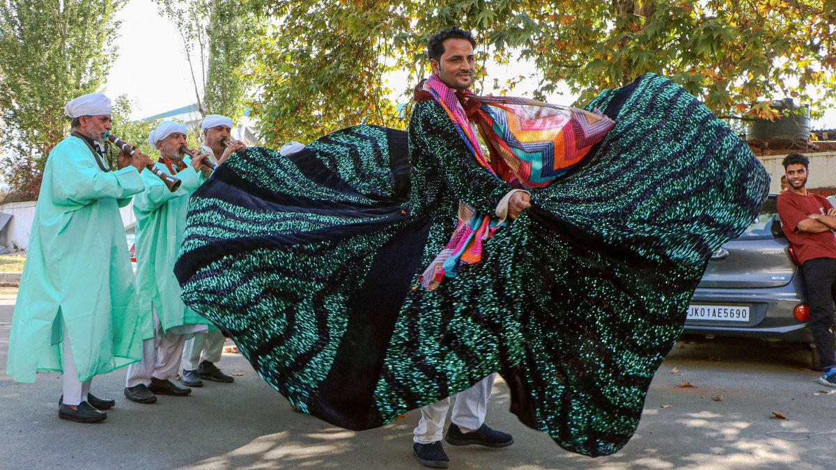 Kashmiri artist performs folk dance at Srinagar theatre conference