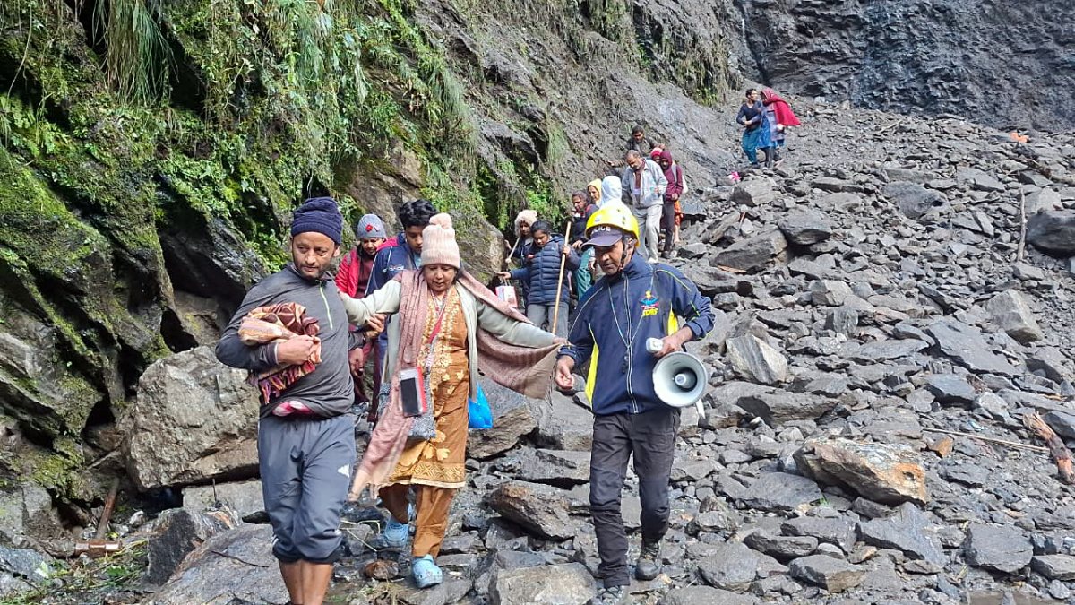 SDRF evacuates stranded pilgrims after Kedarnath route halt