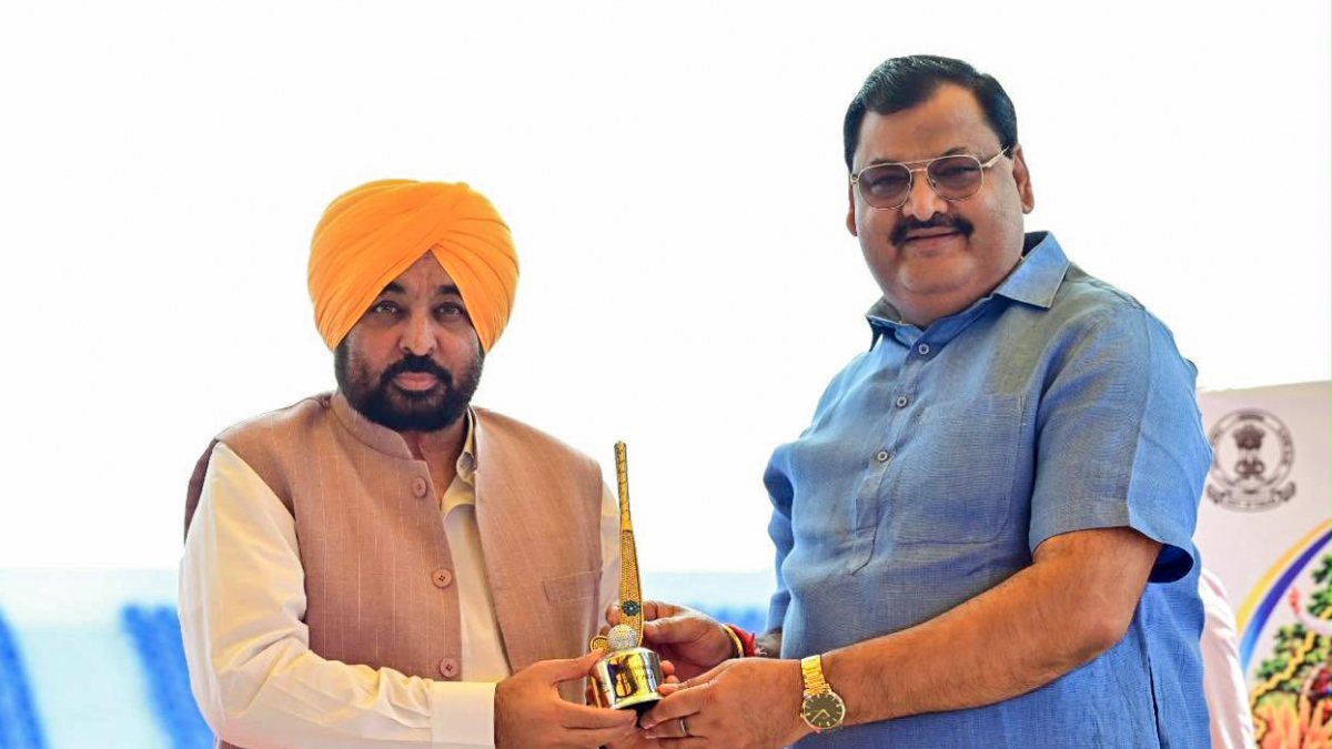 Punjab CM receives memento at Asian Champions Trophy 2026 announcement