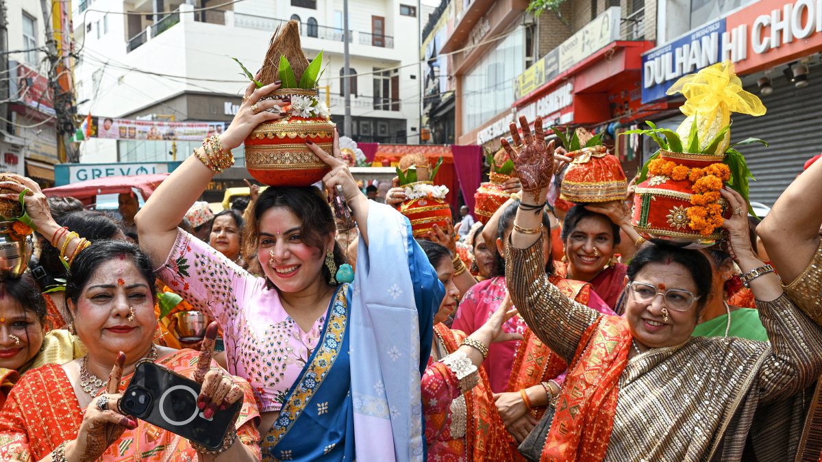 Women devotees carry Kalash at Ganesh Chaturthi Yatra in Delhi