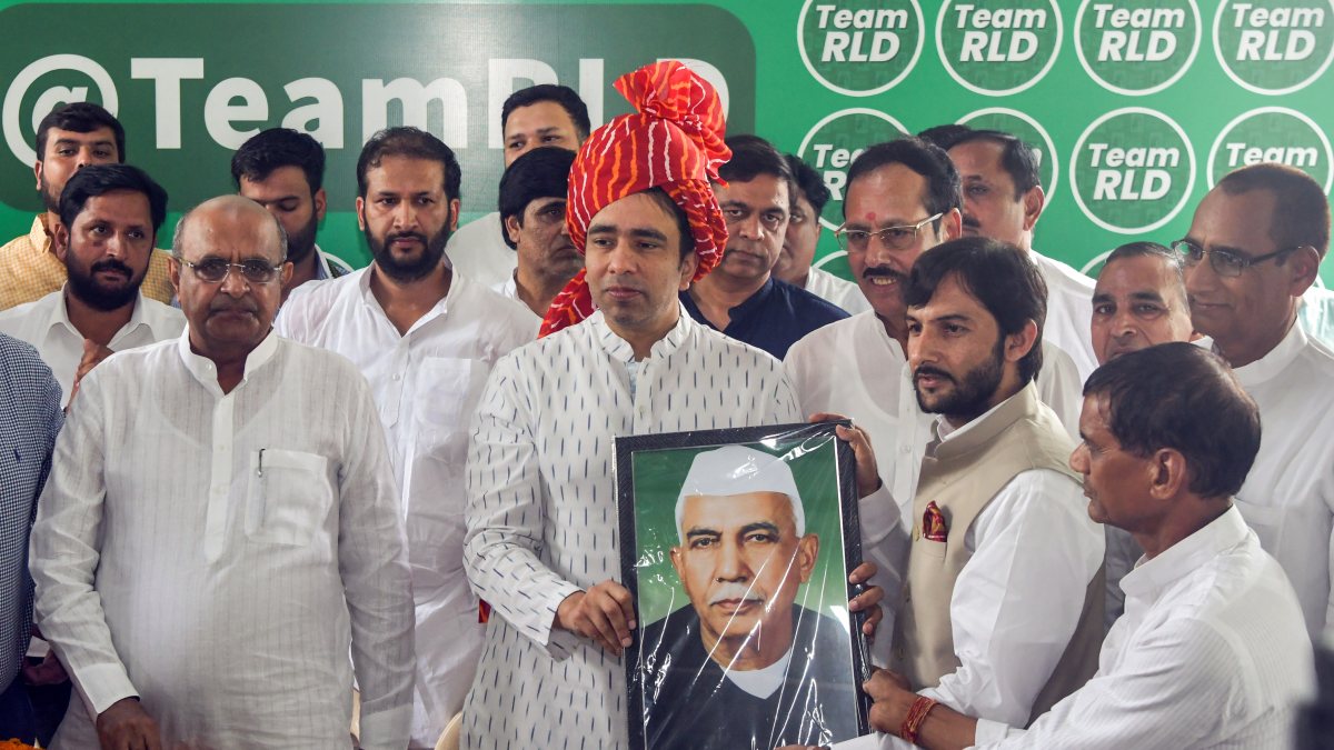Jayant Chaudhary welcomes ex-BSP leaders into RLD in Delhi