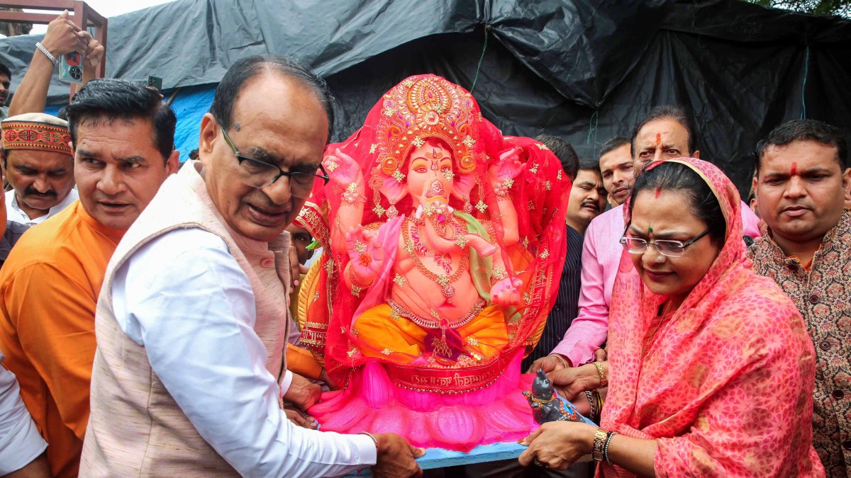 Shivraj Singh Chouhan carries Ganesh idol with wife in Bhopal