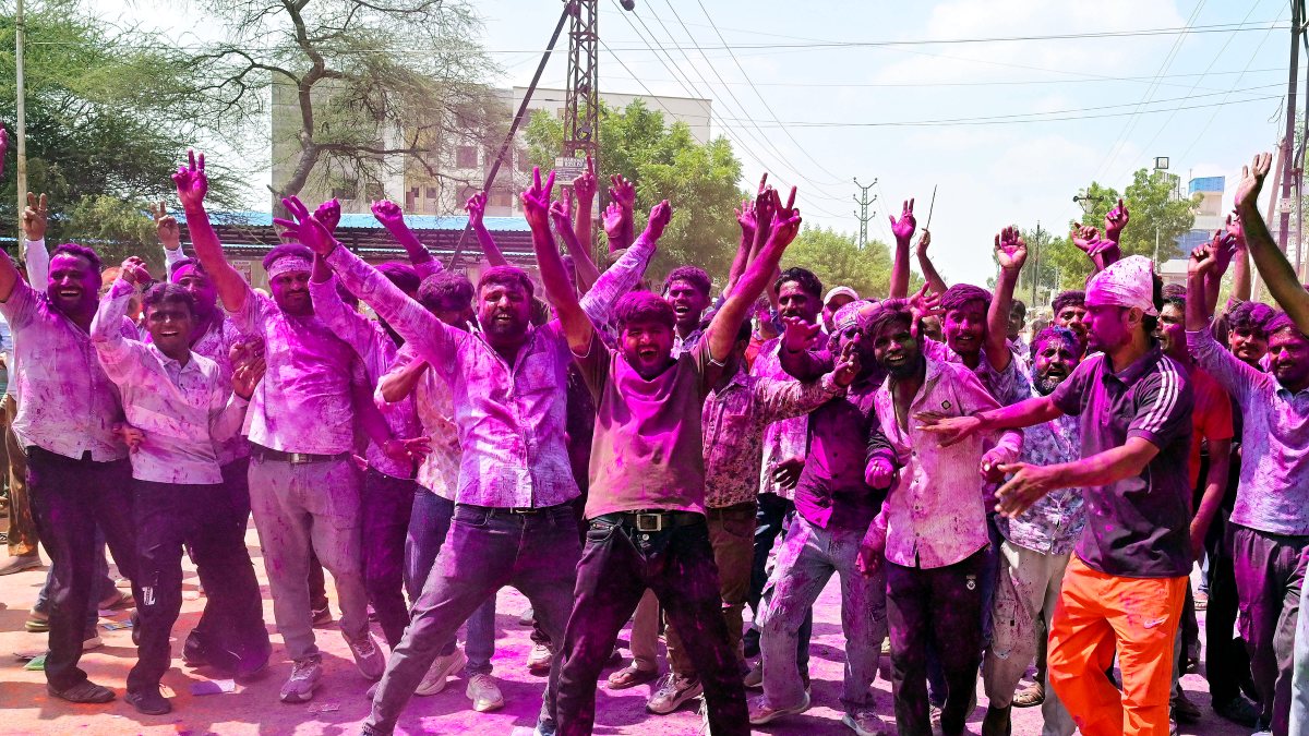 Supporters celebrate Bikaner Municipal Corporation election victory