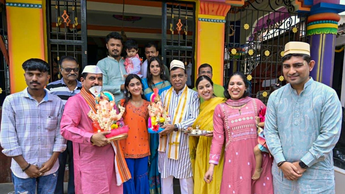 Pralhad Joshi brings home Ganesha idol for Chaturthi in Hubballi