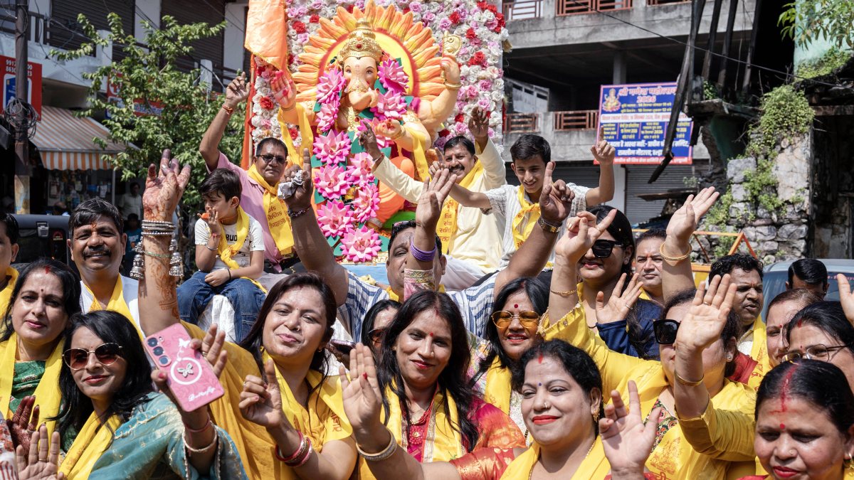 Devotees carry Ganesha idol to pandal in Haldwani
