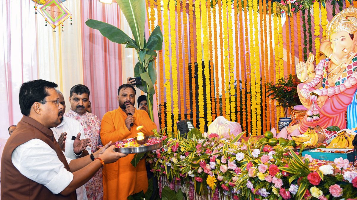 BJP chief Nitin Nabin performs aarti at Ganesh Chaturthi