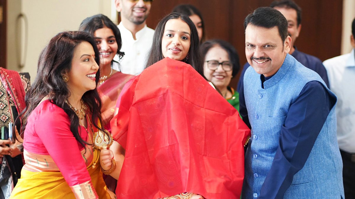 Fadnavis brings home Ganesha idol with family