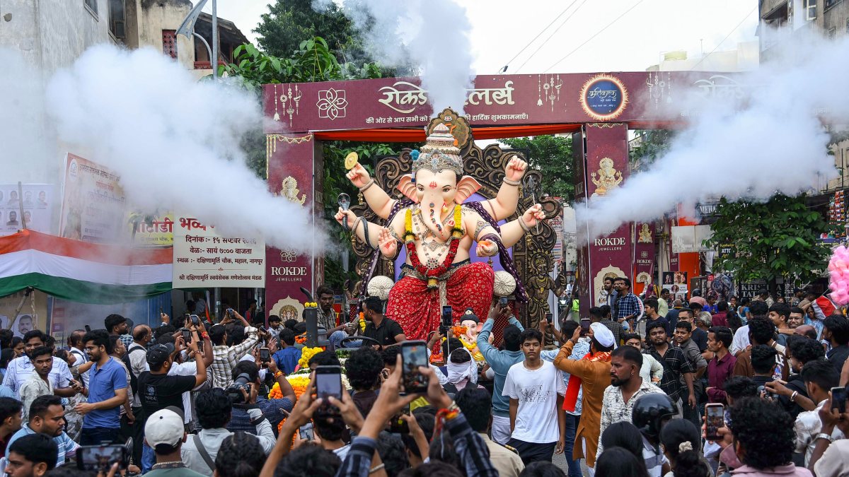 Devotees carry massive Ganesha idol in Nagpur