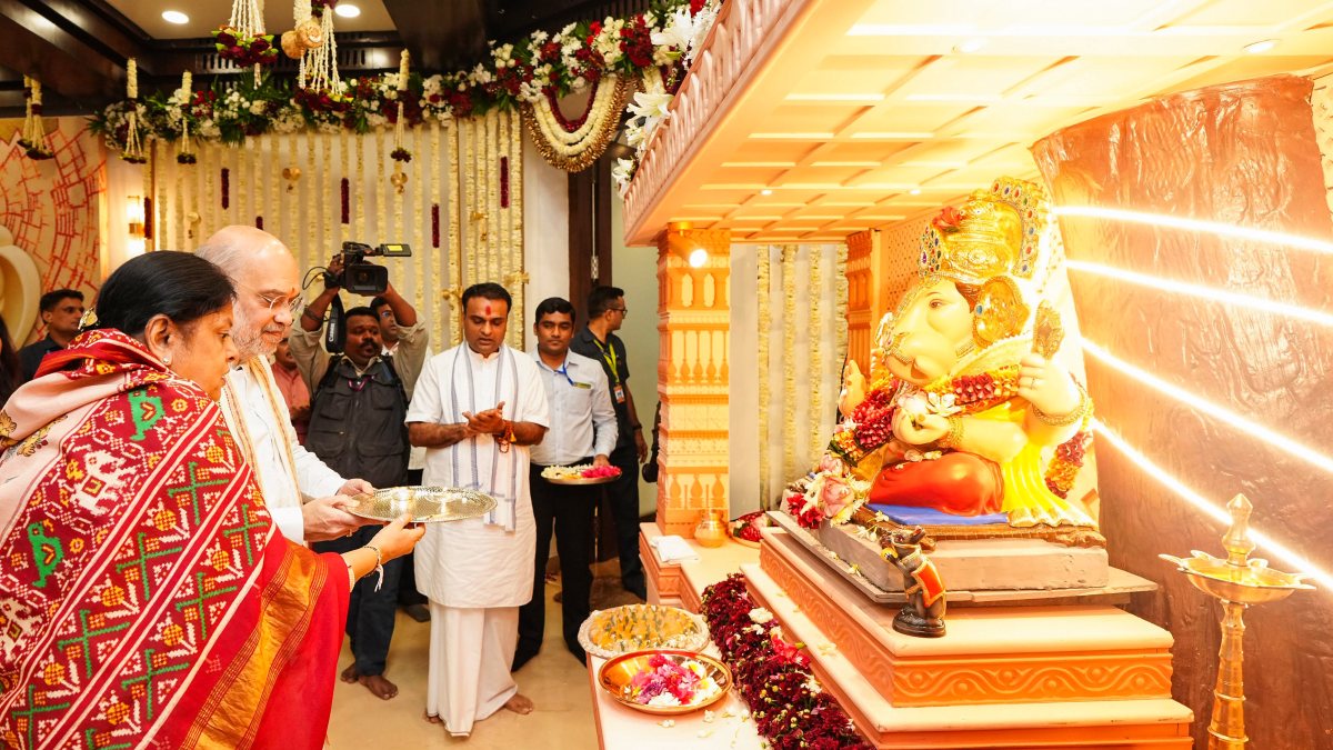 Amit Shah and wife perform Ganesh aarti at Fadnavis residence