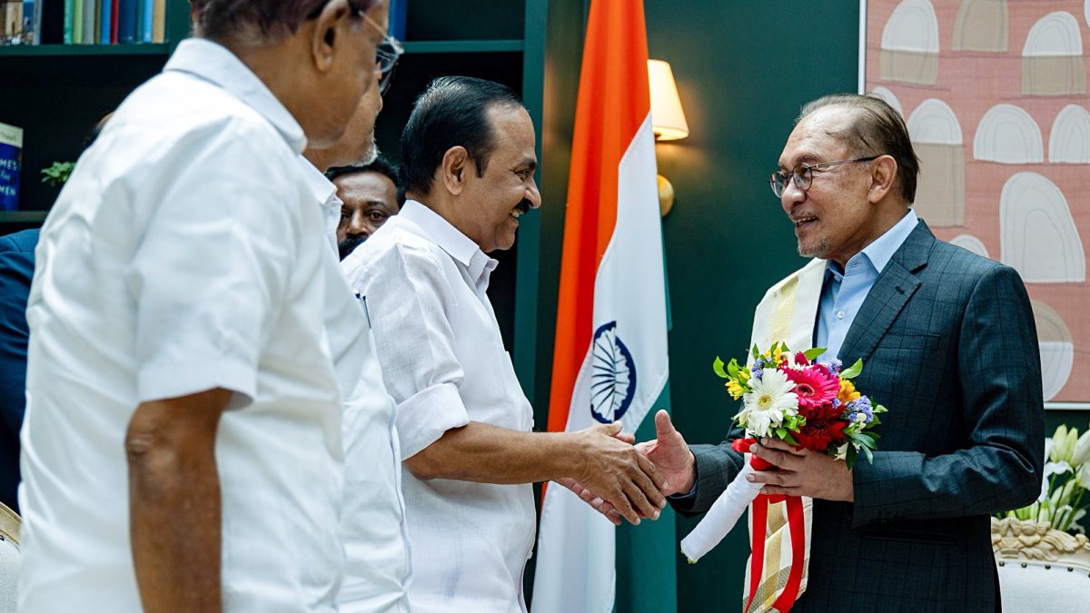 Kerala CM VD Satheesan meets Malaysian PM Anwar Ibrahim