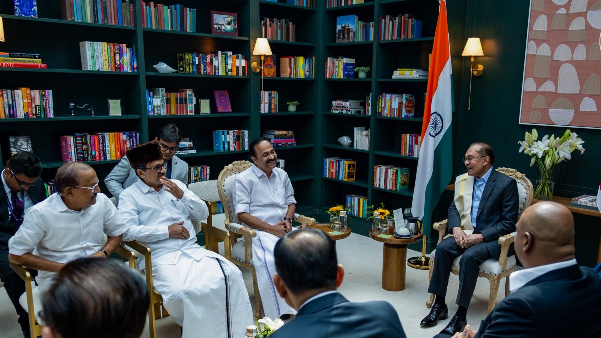 Kerala CM VD Satheesan meets Malaysian PM Anwar Ibrahim