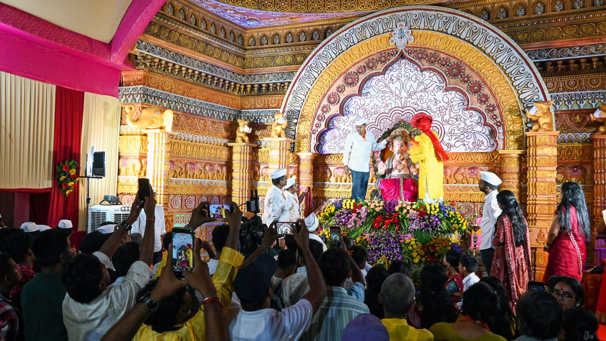 Priest places diamond crown on Ganesha idol in Patna