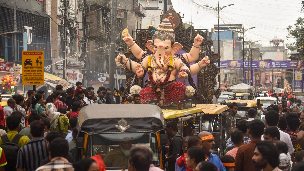 Devotees carry Ganesha idol to pandal in Nagpur