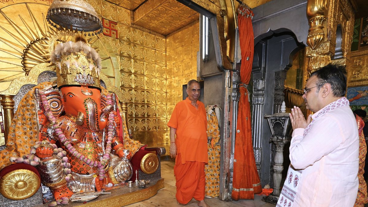 Rajasthan CM offers prayers at Jaipur Ganesh temple