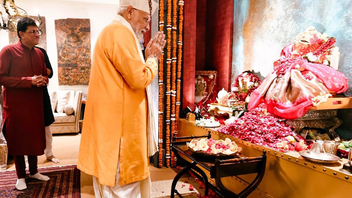 PM Modi offers prayers at Piyush Goyal's residence on Ganesh Chaturthi