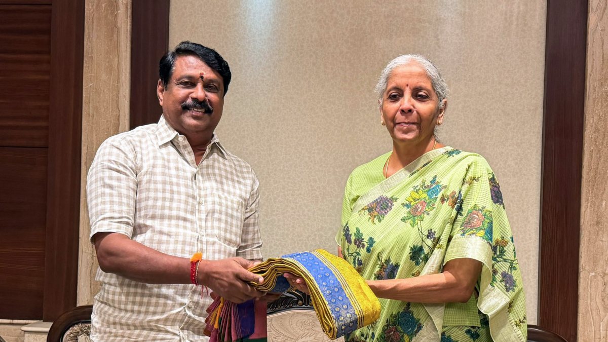 Nirmala Sitharaman welcomed by Nainar Nagenthran at Chennai airport