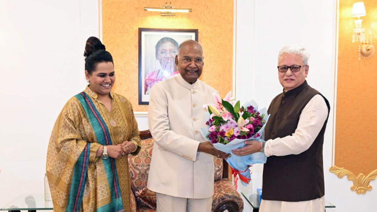 Maharashtra governor felicitates former president Kovind in Mumbai