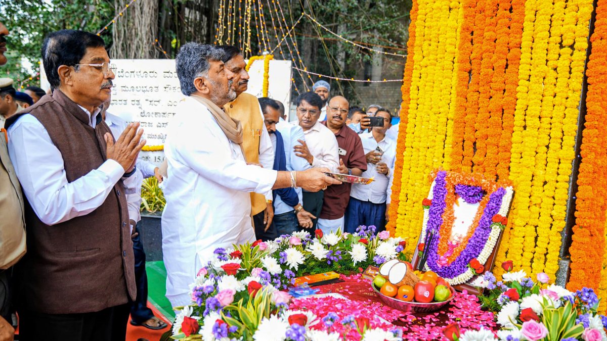 Karnataka CM performs aarti to Sir M Visvesvaraya statue on Engineers Day
