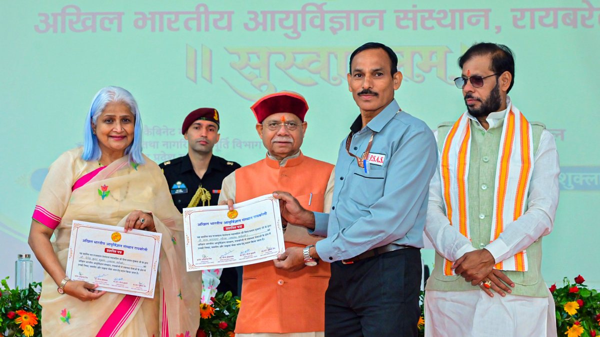 Telangana governor honors AIIMS employee in Raebareli