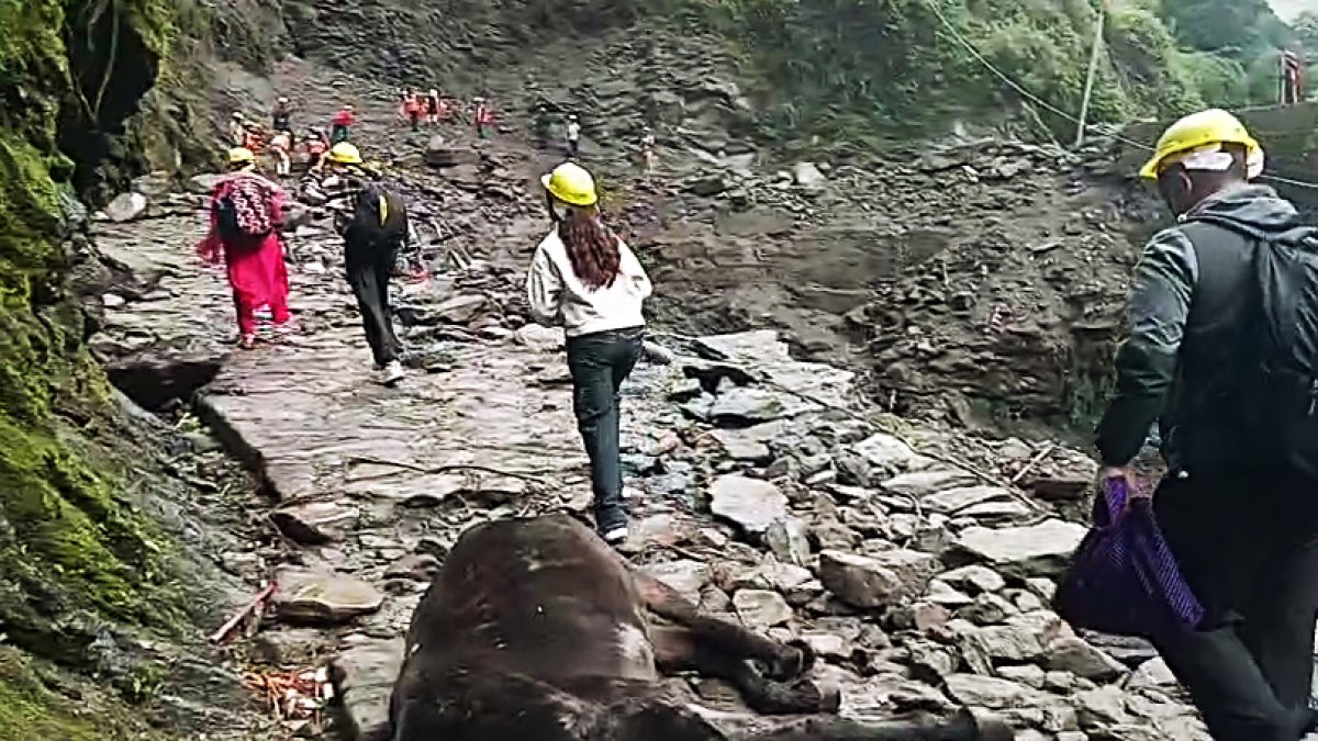 DDRF guides pilgrims to safety on Kedarnath route
