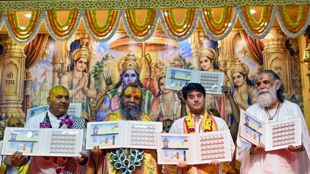Postal stamp released in memory of Sant Maluk Das in Delhi