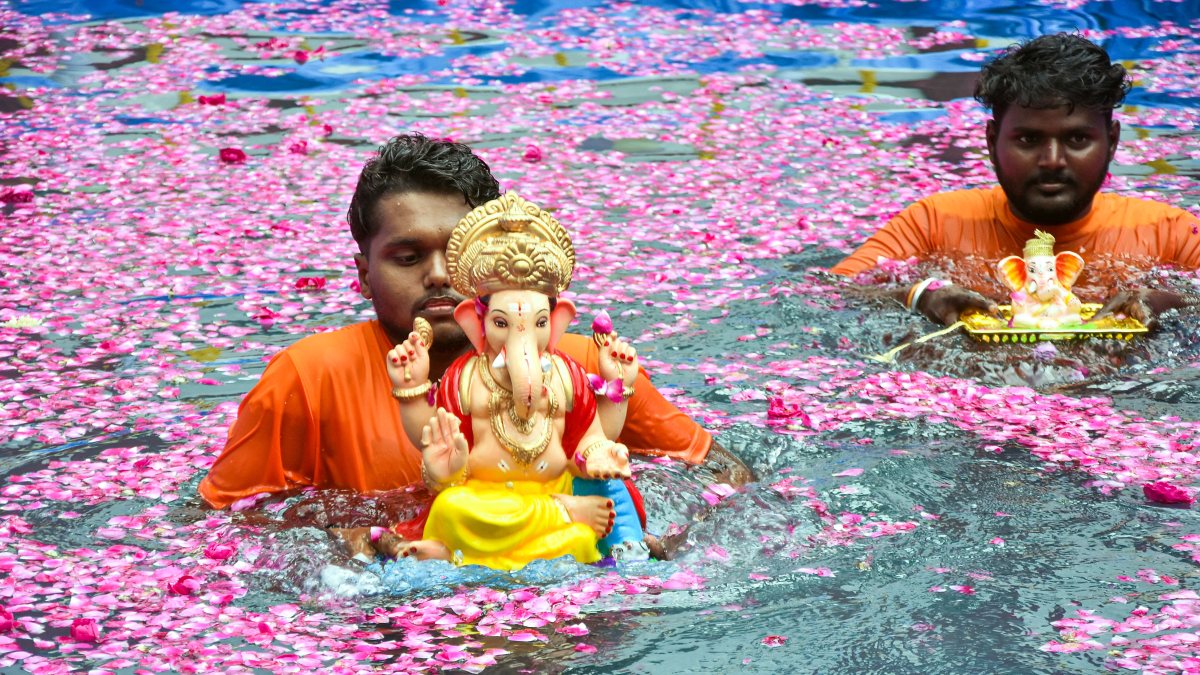 Devotees carry Ganesh idols for immersion in Mumbai