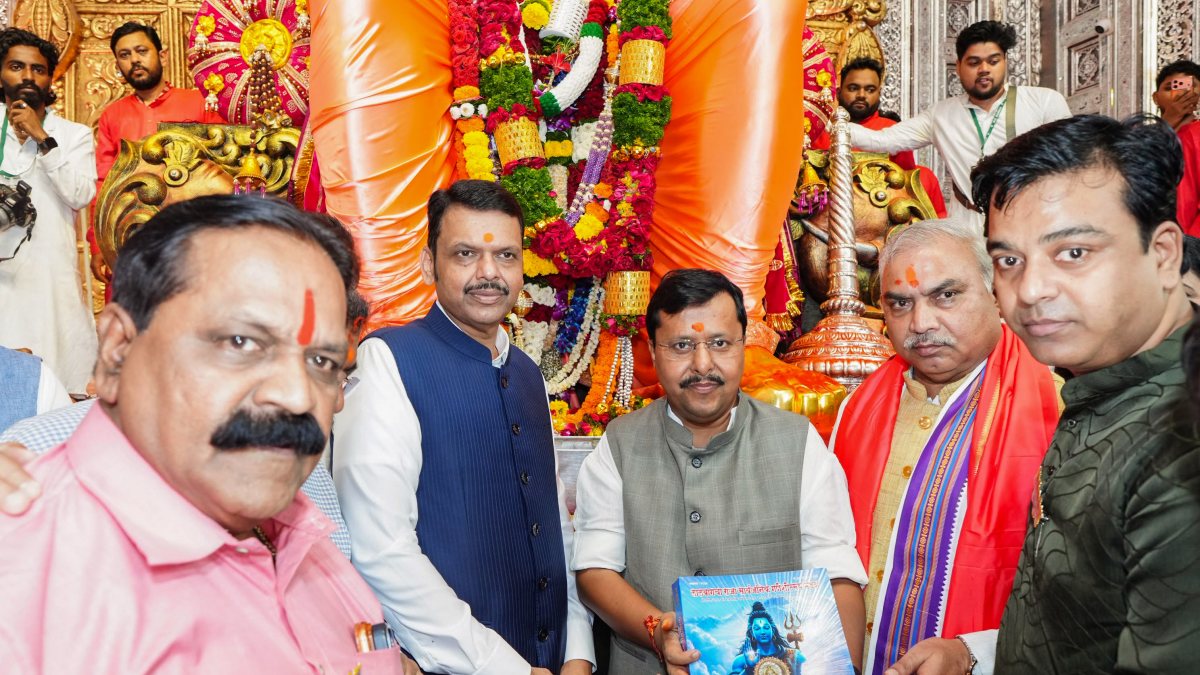 Fadnavis and Nabin pose at Lalbaugcha Raja for Ganesh Chaturthi
