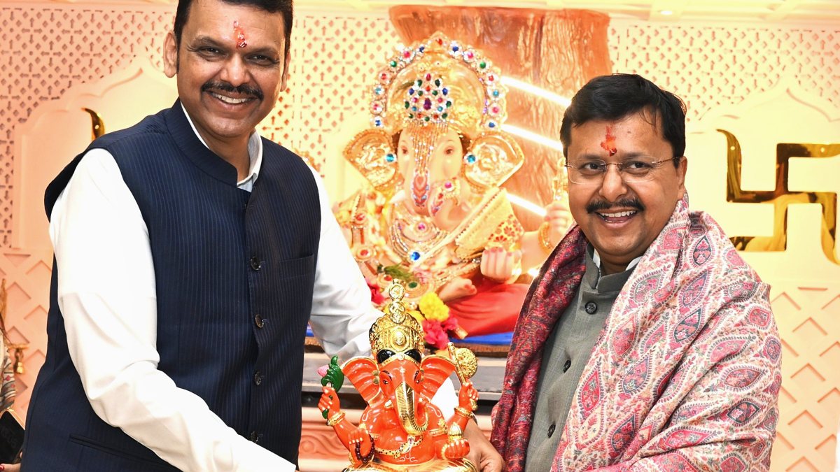 Fadnavis gifts Ganesha idol to Nitin Nabin in Mumbai