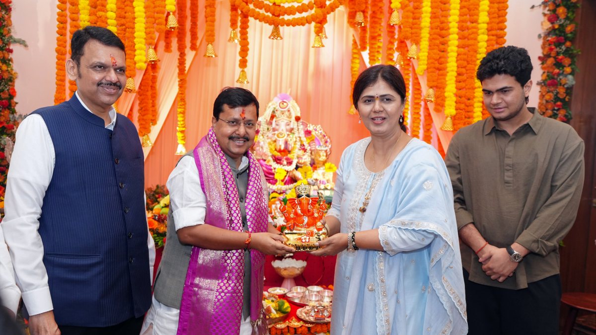 Pankaja Munde gifts Ganesha idol to BJP chief Nabin