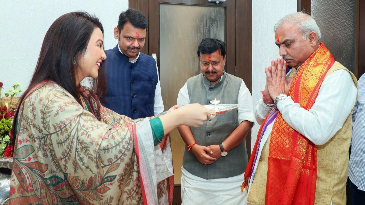 Amruta Fadnavis welcomes Shivprakash at Varsha Bungalow