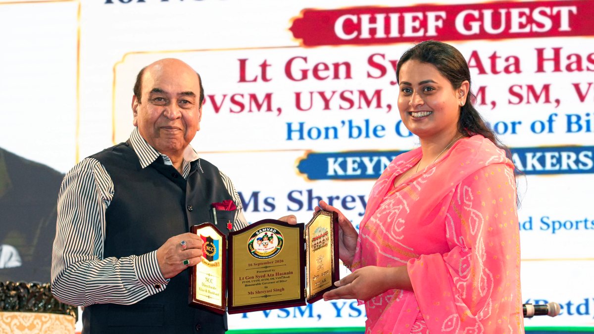 Bihar governor presents plaque to minister at NCC seminar