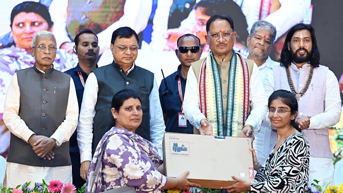 Chhattisgarh CM distributes laptops at labor conference in Raipur