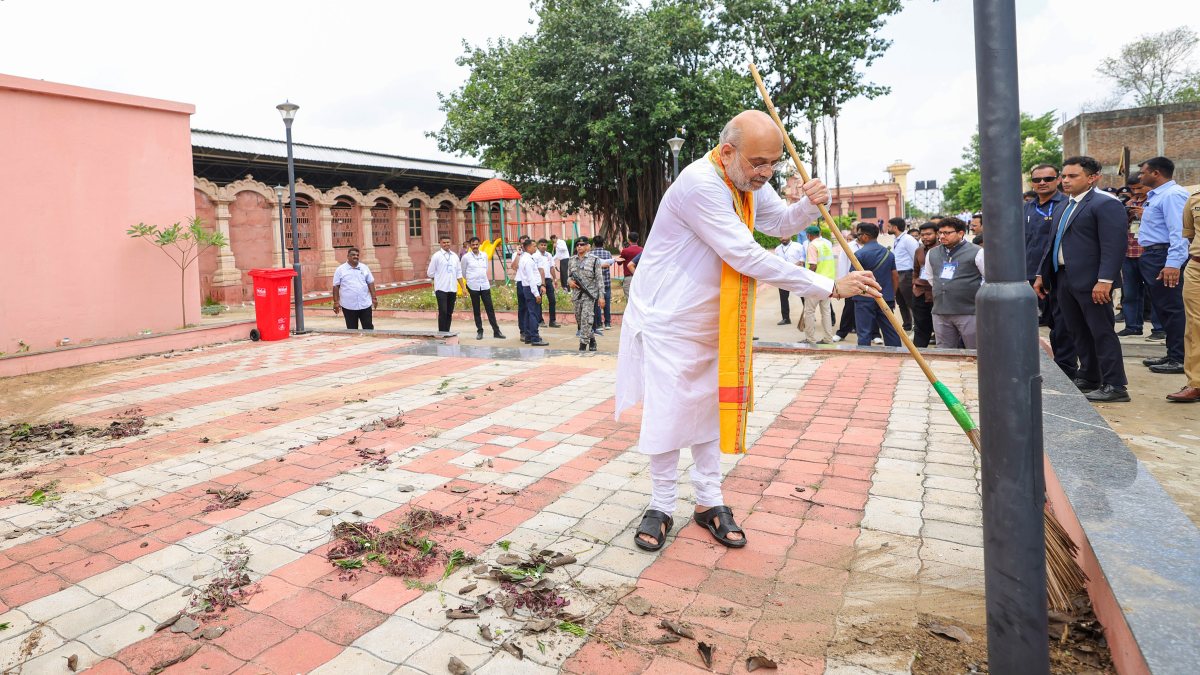 Amit Shah joins cleanliness drive at Vadnagar railway station