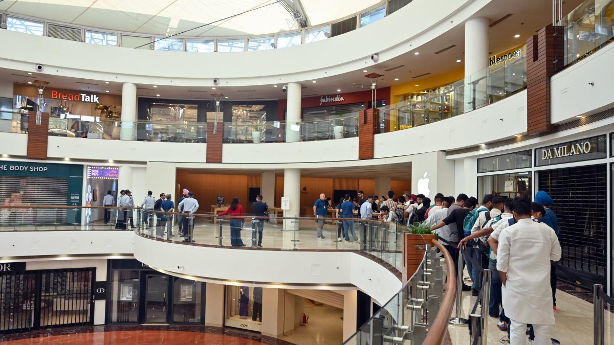 Long queue outside Delhi Apple store for iPhone 18 Pro launch