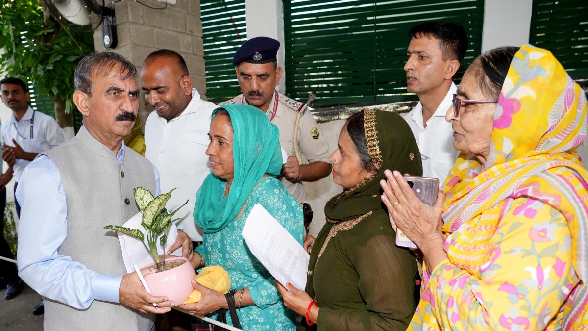 Himachal CM Sukhu receives plant at Hamirpur meeting