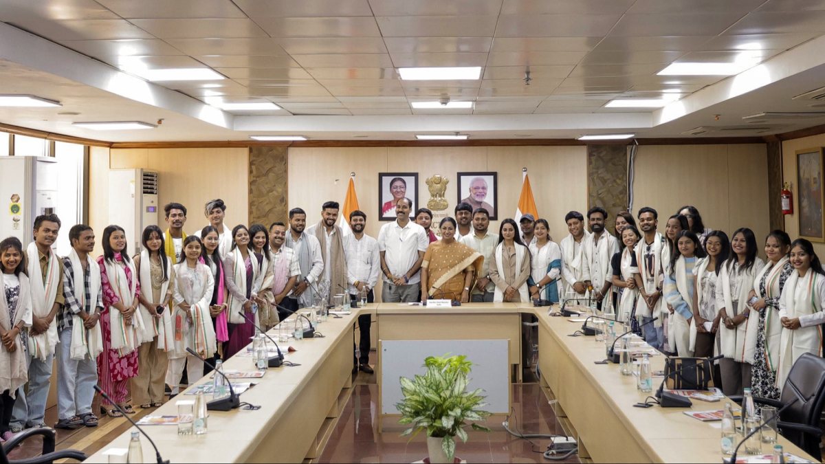 Delhi CM Rekha Gupta meets Chhattisgarh travel influencers