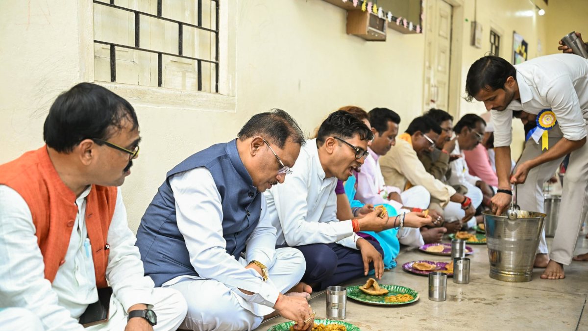 Chhattisgarh CM Vishnu Deo Sai eats prasad at Aghor Guru Peeth in Raigad