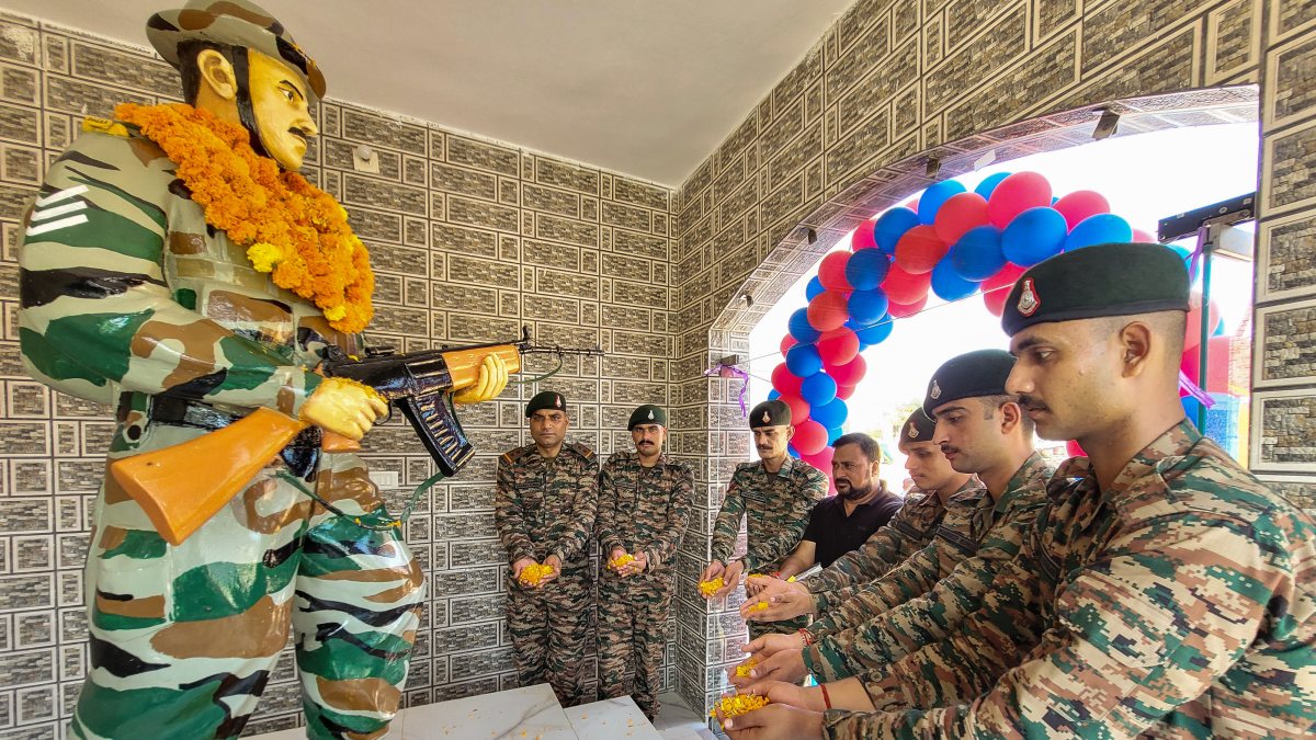 Army pays tribute to Uri attack martyr on 10th anniversary