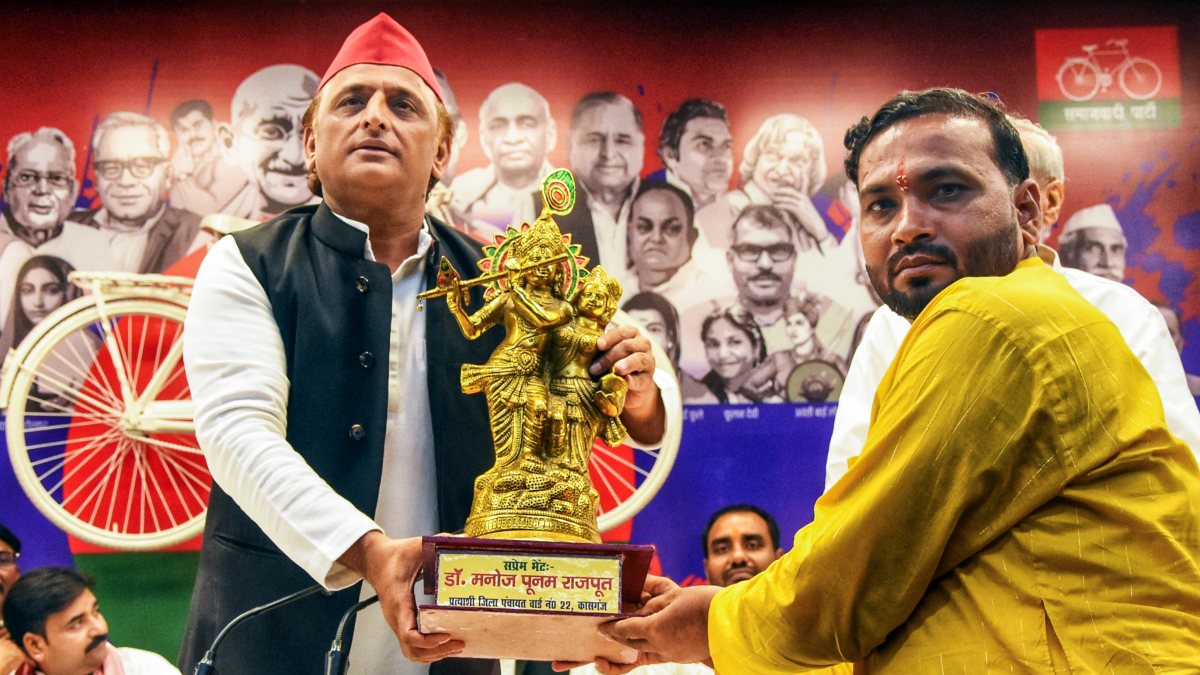 Samajwadi Party member felicitates Akhilesh Yadav in Lucknow