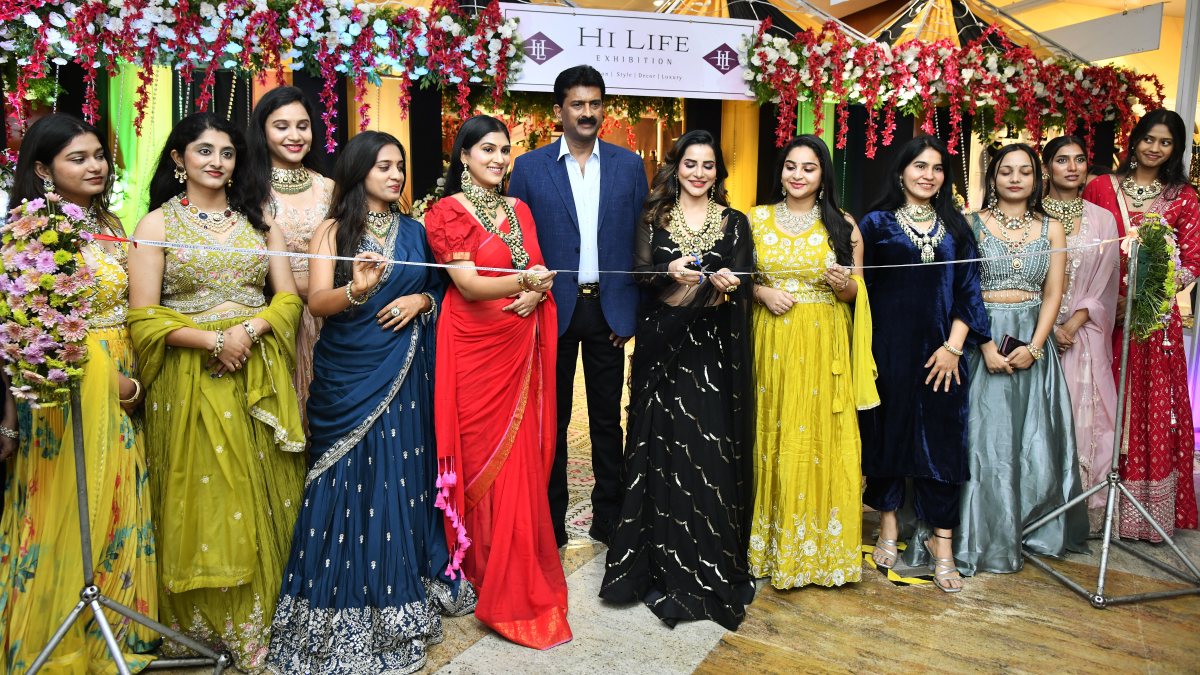 Aashu Reddy inaugurates HiLife exhibition in Hyderabad