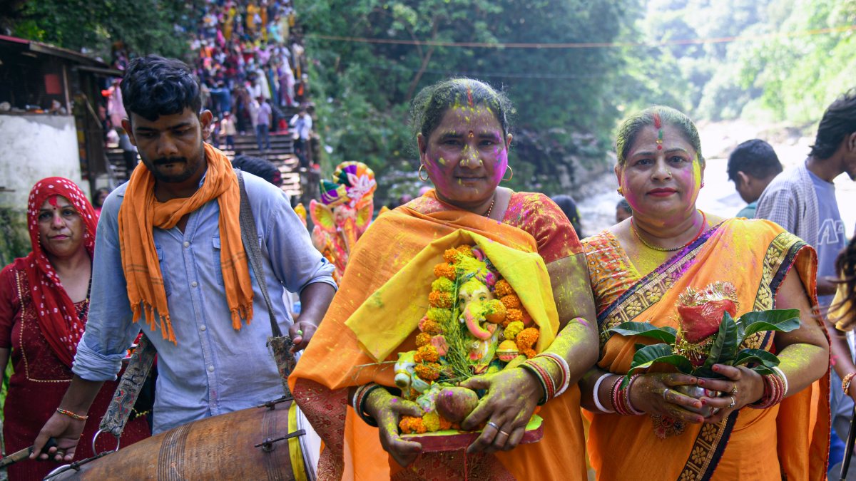 Devotees carry Ganesha idol in Dehradun procession