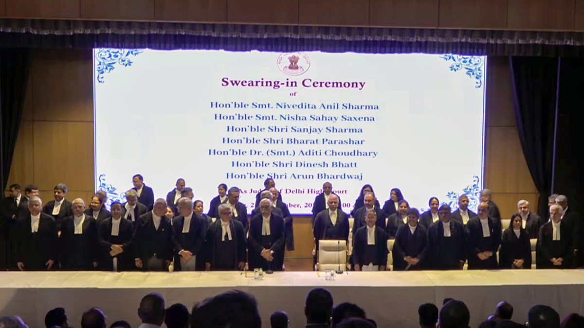 Delhi HC chief justice poses at oath ceremony of seven judges
