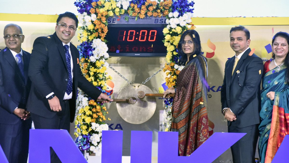 Manika Plastech lists on BSE in Mumbai ceremony