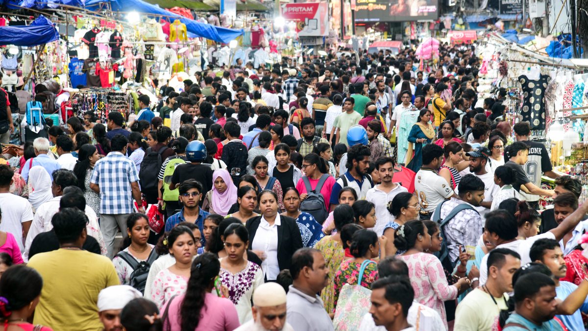 Shoppers throng Kolkata New Market ahead of Durga Puja